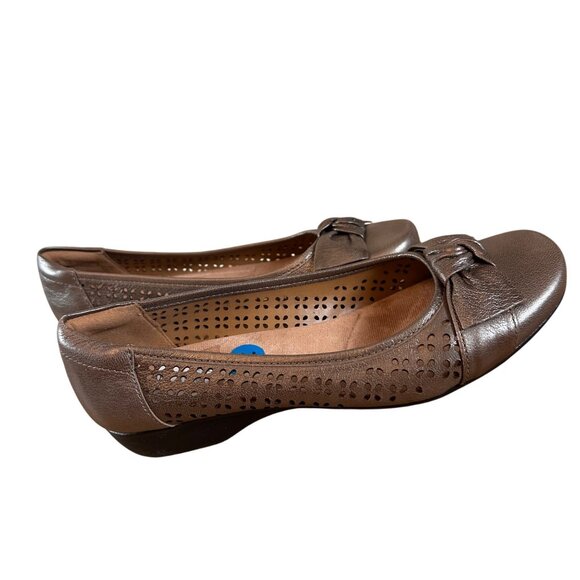 Clarks Size 10 Bronze Perforated Leather Flats Comfortable Bow Detail Shoes - Picture 10 of 12